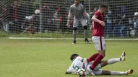 Striker Timnas Indonesia U-23, Ilija Spasojevic, menghindari tekel bek Timnas Indonesia U-19, Rachmat Irianto, saat uji coba di Lapangan ABC Senayan, Jakarta, Sabtu (24/2/2018). Timnas U-23 menang 5-0 atas Timnas U-19. (Bola.com/Vitalis Yogi Trisna)