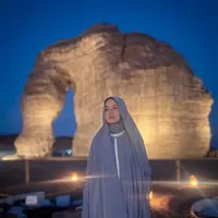 Aktris keturunan Minang-Inggris ini memilih gamis layer dengan potongan longgar yang memberikan kesan elegan dan nyaman. [@kimbrlyryder].