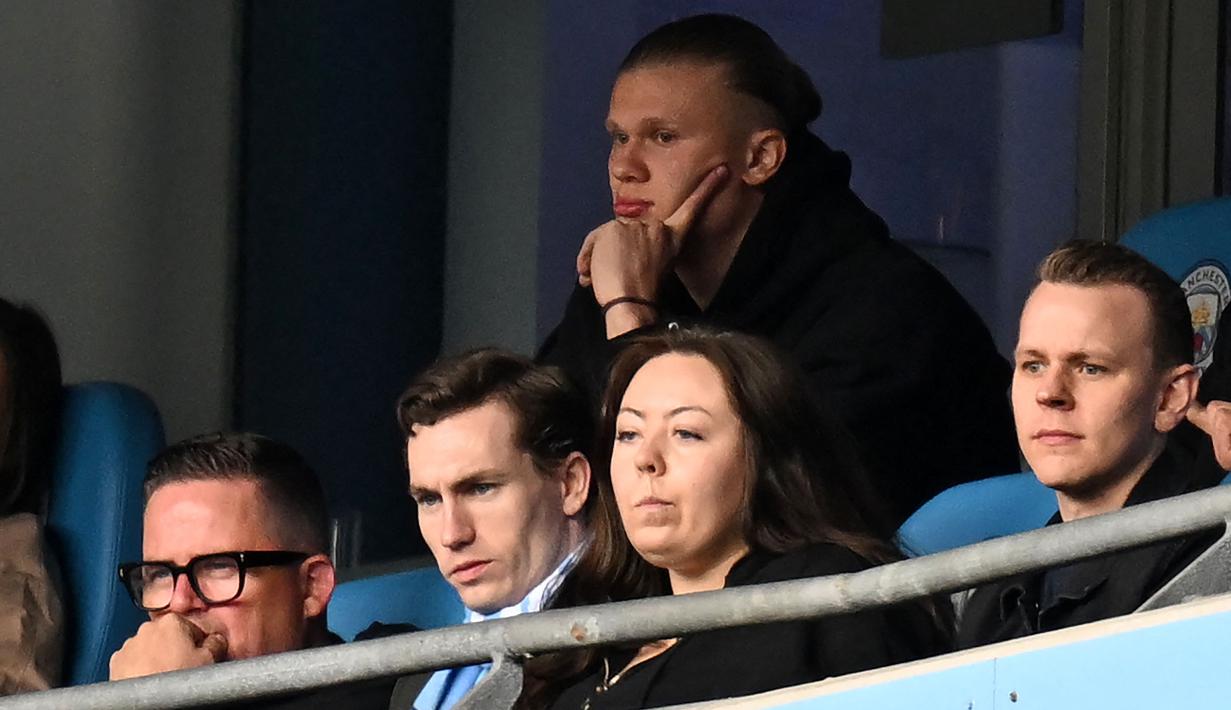 Pemain Manchester City, Erling Haaland absen karena cedera saat laga pekan ke-29 Liga Inggris 2022/2023 melawan liverpool yang berlangsung di Etihad Stadium, Manchester, Minggu (01/04/2023) WIB. The Cityzens menang dengan skor 4-1. (AFP/Paul Ellis)