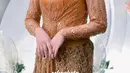 Kenakan kebaya berwarna orange, penampilan Adisty Juniar di hari pertunangannya bikin pangling. Polesan makeup yang tidak terlalu tebal dengan tatanan rambut yang disanggul semakin pancarkan pesona calon istri bintang sinetron Jodoh Wasiat Bapak ini. Akan segera melaju ke jenjang yang lebih serius, kebahagiaan terpancar jelas di wajah wanita yang akrab disapa Adis ini. (Liputan6.com/IG/@cekaphoto)