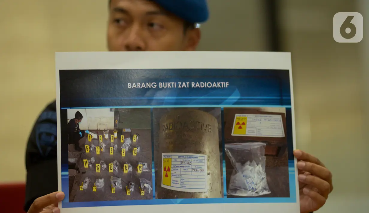 Petugas menunjukkan lembar cetakan barang bukti terkait kasus Tindak Pidana Ketenaganukliran di Mabes Polri, Jakarta, Jumat (13/3/2020). Satu karyawan Batan berinisial SM ditetapkan sebagai tersangka kasus penemuan zat radioaktif di Perumahan Batan Indah, Tangerang Selatan. (merdeka.com/Imam Buhori)