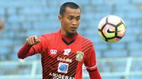 Sunarto saat memperkuat Persiba Balikpapan melawan Arema di Stadion Kanjuruhan, Malang. (Bola.com/Iwan Setiawan)
