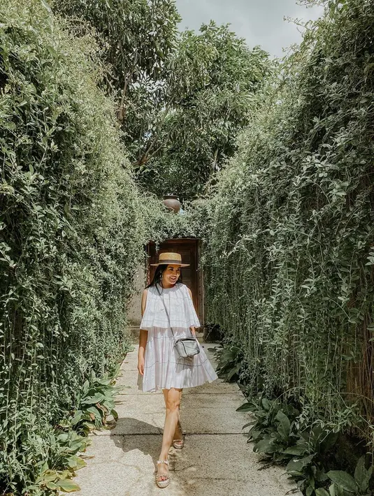 Mengetahui Nindy yang takut dengan pisang, Raffi pun justru mengejarnya sambil membawa buah tersebut. "Jangan dibuka ya Fi, jangan dibuka Fi. Sepatu gue tinggi nih," ujar Nindy yang terus menghindar. (Instagram/nindyparasadyharsono)