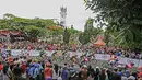 Para pebalap melintasi jam gadang saat start etape ke-8 Tour de Singkarak 2016 di Kota Padang, Sumatera Barat, Minggu (14/8/2016). (Bola.com/Nicklas Hanoatubun)