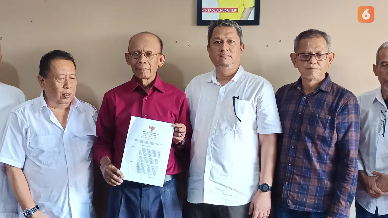 Direktur Perusahaan Air Minum Daerah (PDAM) Tirta Bumi Wibawa Kota Sukabumi, Sani Santika Susena Prawirakoesoema, buka suara menanggapi surat pemberhentiannya. (Liputan6.com/Fira Syahrin).