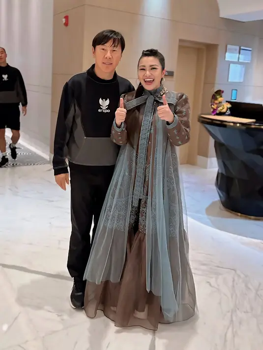 Fitri Carlina ungkap rasa bangganya kepada pria asal Korea Selatan itu berkat sejarah dan prestasi yang ditorehkan bersama Timnas Indonesia selama 5 tahun. Dan juga sudah berbagi kenangan indah yang membanggakan bersama para suporter sepak bola Indonesia, khususnya Timnas. (Liputan6.com/IG/@fitricarlina)