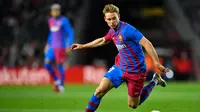 Gelandang Barcelona ​Frenkie de Jong merupakan salah satu target utama Manchester United atau MU pada bursa transfer musim panas 2022. (foto: Pau BARRENA / AFP)