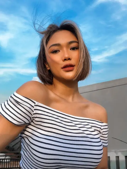 Buat yang enggak pamer lengan, atasan off-the-shoulder motif stripes bisa jadi opsi mantai yang seksi dan trendi. [Foto: @lalamarionmj]