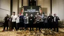 Ketua Umum PSSI, Erick Thohir (tengah) dan Ketua Steering Committee Piala Presiden 2025, Maruarar Sirait (tengah kanan) berfoto bersama dengan pemilik klub, pemain, dan undangan dalam konferensi pers Piala Presiden 2025 di Menara Danareksa, Jakarta, Jumat (13/06/2025). (Bola.com/Bagaskara Lazuardi)
