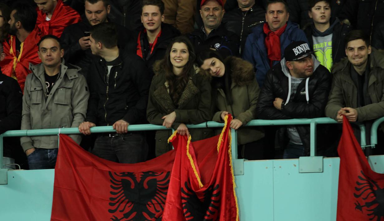 Dua fans wanita Albania menghiasi tribun belakang gawang pada laga uji coba melawan Austria di Stadion Ernst Happel, Wina, Minggu (27/3/2016) dini hari WIB. (Bola.com/Reza Khomaini)