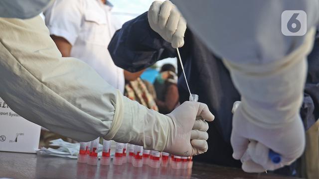 Penumpang KRL Commuter Line di Stasiun Bekasi Ikuti Tes Swab PCR