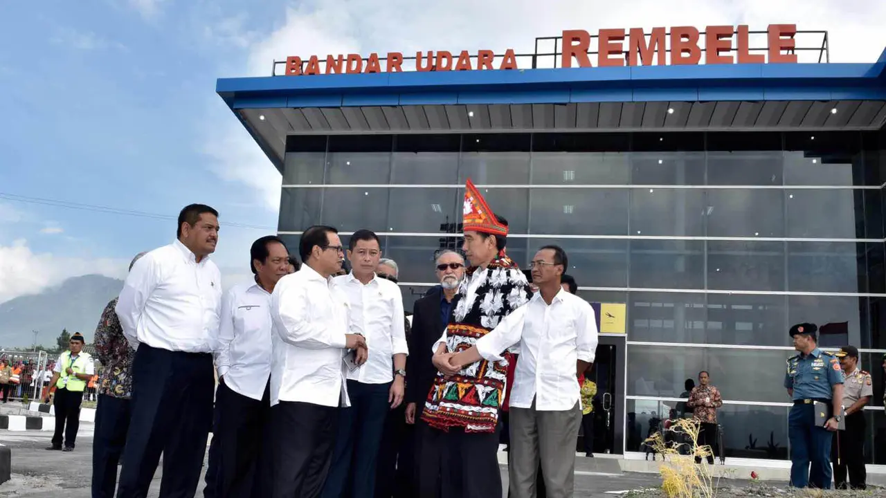 20160203-Resmikan Bandara Rembele, Jokowi Diberi Topi Raja -Aceh