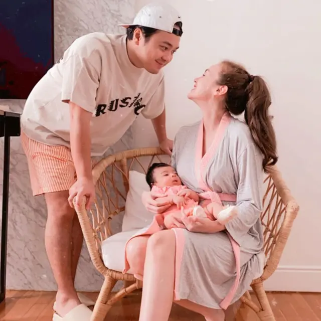 6 Potret Keluarga Kecil Rianti Cartwright, Peringati 10 Tahun Pernikahan