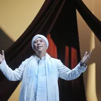 Tombo Ati sangat melekat pada diri Opick sebagai penyanyi yang membawakan lagu bernuansa religi. Tembang yang diluncurkan pada tahun 2004 itu kembali dihadirkan dengan sentuhan kemegahan musik orkestra. [Foto; Bambang E.Ros/Fimela.com]