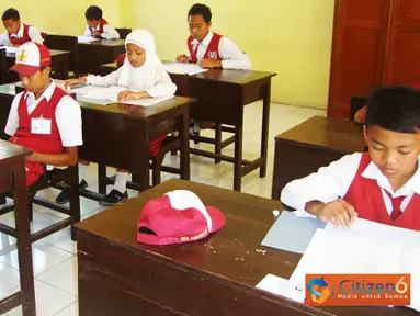 Citizen6, Malang: Pelaksanaan Ujian Nasional (UN) SD Negeri Karangsuko 01 di Desa Karangsko, Kecamatan Pagelaran, Kabupaten Malang berjalan tertib dan lancar. Selasa (10/5). (Pengirim: Romaries)
