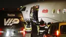 Pesepak bola asal Jerman, Mesut Ozil, turun dari pesawat saat tiba di Bandara Ataturk, Turki, Senin (18/1/2021). Setelah memutuskan hengkang dari Arsenal, Ozil akan memperkuat klub asal Turki, Fenerbahce. (AP Photo)