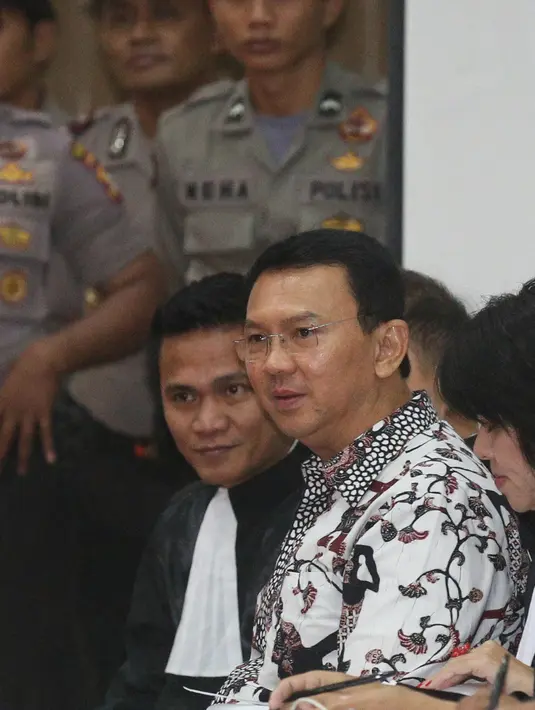 Terdakwa Basuki Tjahaja Purnama atau Ahok bersiap mendengarkan keterangan saksi ahli dalam sidang lanjutan di Auditorium Gedung Kementan, Jakarta, Senin (13/2). JPU akan menghadirkan saksi ahli dalam persidangan lanjutan itu. (Liputan6.com/Ramdani/Pool)