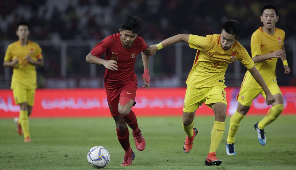 Striker Timnas Indonesia U-16, Ahmad Athallah, menggiring bola saat melawan China pada Kualifikasi Piala AFC U-16 2020 di SUGBK, Jakarta, Minggu (22/9). Kedua negara bermain imbang 0-0. (Bola.com/Vitalis Yogi Trisna)