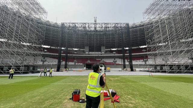 Petugas mengukur arena konser Coldplay dengan perangkat Leica Geosystems
