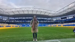 Jurnalis Bola.com, Yus Mei Sawitri berdiri di pinggir lapangan Stadion Reale Arena, area yang biasanya menjadi tempat pelatih Real Sociedad saat ini, Imanol Alguacil berdiri memberi instruksi kepada para pemainnya. (Bola.com/Yus Mei Sawitri)