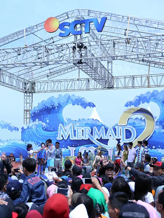 "Tadi aku menitikkan air mata, karena antusiasnya besar banget. Mereka mau panas-panasan datang, padahal kalau dipikir-pikir nggak ada untung juga buat mereka," ujar Sifa Haju, di Ancol, Jakarta Utara, Sabtu (31/12/2016). (Nurwahyunan/Bintang.com)