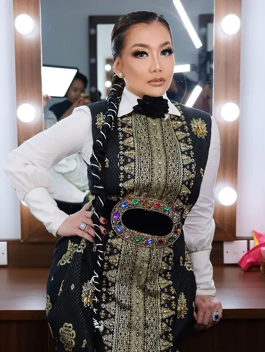 Pesona Reza Artamevia dibalut outfit dengan sentuhan kental wastra. Mana penampilan Reza Artamevia yang jadi favoritmu? [Foto: Instagram/rezaartameviaofficial]