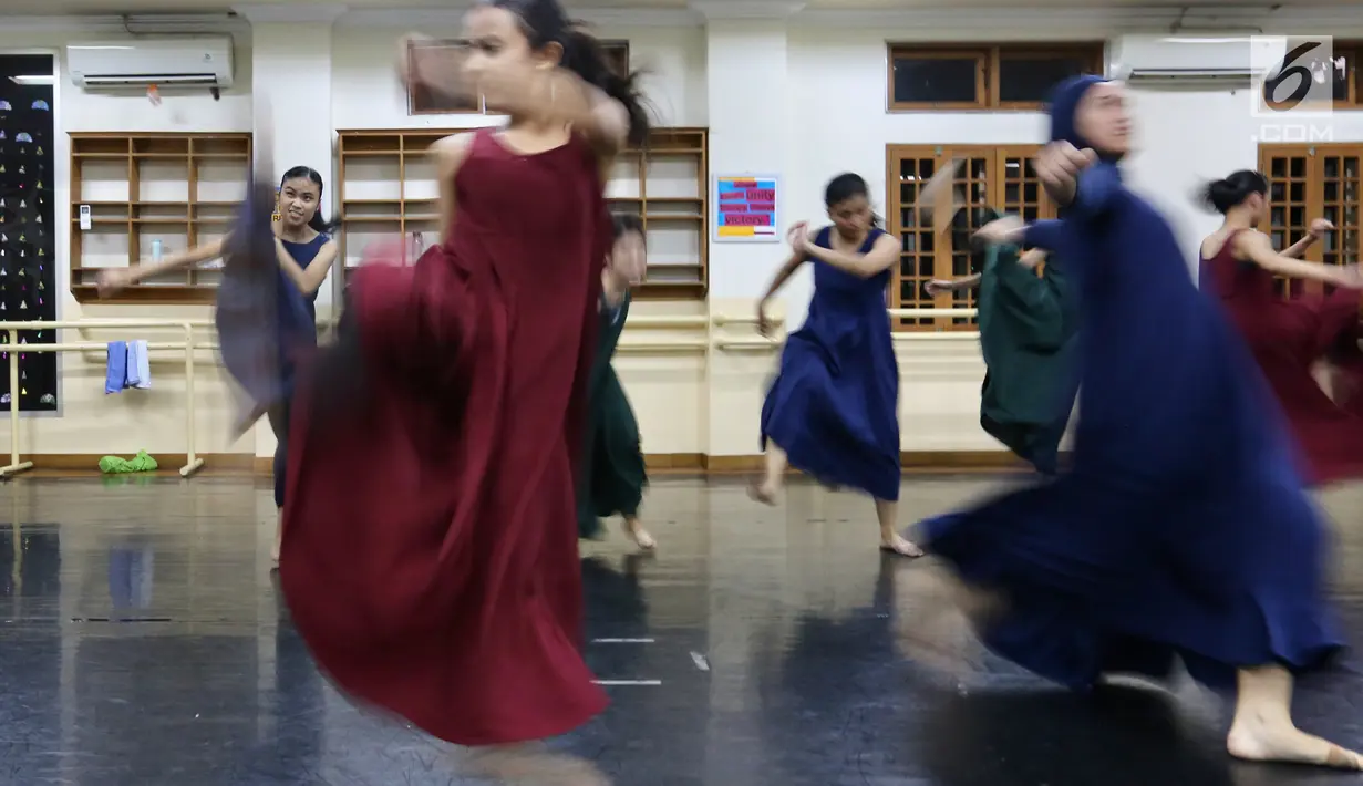 Pebalet sedang latihan jelang pementasan Namarina Youth Dance (NYD) di Studio Namarina, Jakarta, Kamis (25/7/2019). Pementasan NYD akan digelar di Museum Nasional Indonesia. (Liputan6.com/Fery Pradolo)