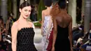 Model Bella Hadid berpose di atas catwalk mengenakan koleksi terbaru dari Oscar de la Renta dalam New York Fashion Week, AS (12/2). Bella Hadid tampil cantik dengan gaun hitam panjang tanpa lengan. (AFP Photo/Slaven Vlasic)