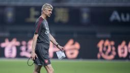 Pelatih Arsenal, Arsene Wenger, memimpin latihan anak asuhnya di Shanghai, Selasa (18/7/2017). Arsenal akan menghadapi Bayern Munchen pada laga International Champions Cup. (AFP/Johannes Eisele)