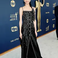 HoYeon Jung tampil di red carpet SAG Awards dalam balutan dress hitam dari Louis Vuitton. Ini adalah gaun sutra bertali spageti hitam yang disulam tangan dengan kristal dan manik perak. HoYeon Jung memadukannya dnegan open-toe heels berwarna hitam dan aksesori anting, dan cincin berlian yang simpel.
