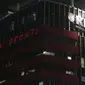 Aktivis Greenpeace menembakkan sinar laser bertuliskan Berani Jujur Pecat ke gedung Merah Putih KPK, Jakarta, Senin (28/6/2021) malam. Aksi tersebut sebagai bentuk keprihatinan atas upaya pelemahan KPK sejak disahkannya Revisi UU KPK hingga Tes Wawasan Kebangsaan. (Liputan6.com/Helmi Fithriansyah)