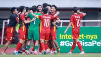 Para pemain Vietnam U-19 merayakan gol yang dicetak oleh Nguyen Quoc Viet ke gawang Thailand U-19 pada laga perebutan tempat ketiga Piala AFF U-19 2022 di Stadion Patriot Chandrabhaga, Bekasi, Jumat (15/7/2022). (Bola.com/Bagaskara Lazuardi)