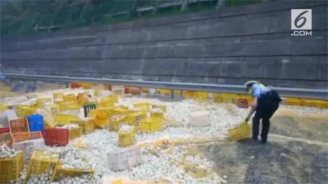 Truk pengangkut lebih dari 100.000 telur terbalik ke jalan di Provinsi Zhejiang.