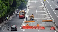 Pembangunan jalan layang (fly over) di Jalan Gatot Subroto, tepatnya di Perempatan Kuningan, Jakarta Selatan, mulai rampung, Jakarta, Minggu (27/12/2015). (Liputan6.com/Helmi Afandi) 
