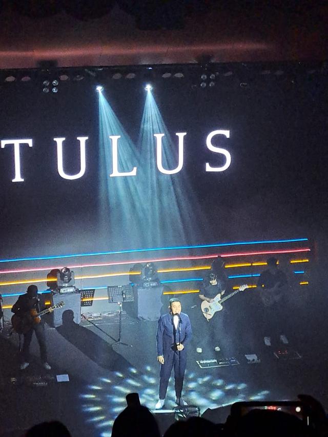Tulus mengisi konser Music Performance For Charity di UPH, Kelapa Dua, Kabupaten Tangerang, Selasa (16/8/2022) malam.