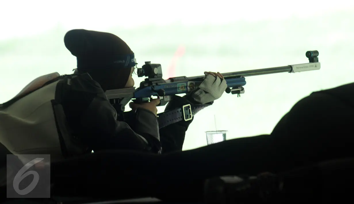 Petembak Indonesia, Maharani Ardi saat berlaga di Final 50m RIFLE 3 positions women di Kejuaraan Menembak se-Asia Tenggara di Jakarta, Senin (23/11/2015). Maharani menempati posisi enam dengan 383.3 poin. (Liputan6.com/Helmi Fithriansyah)