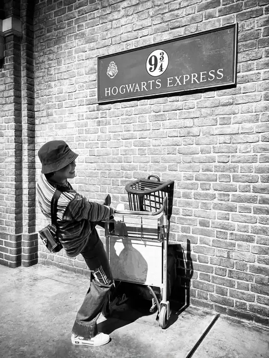 Potret pertama memeperlihatkan Jimin yang sedang berpose seolah-olah menarik sebuah troli di Hogwarts Express. Dia mengunggah foto ini dalam mode hitam putih. (Foto: Instagram/ j.m)
