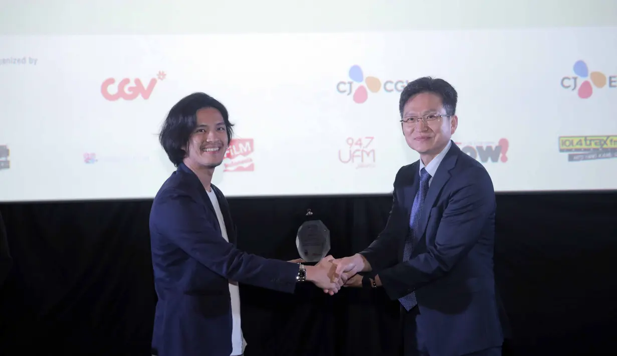 "Ini sangat berguna sih. Yoga kan meditasi, meditasi berguna banget untuk aktor sebenarnya. Untuk kita fokus, untuk masuk ke karakter kan harus fokus, stabil. Itu sih yang bisa saya dapet dari meditasi," ujarnya. (Nurwahyunan/Bintang.com)