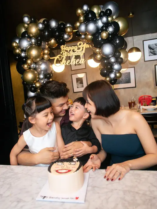 Kejutan demi kejutan turut mengiringi transformasi usia Chelsea Olivia yang kini sudah berusia 31 tahun. Keseruan ulang tahun mengiringi kue ultah Chelsea Olivia yang mencuri perhatian. Meski terlihat bak lukisan amatir, namun kue bergambar wanita berambut pendek ini sukses membuat pesta ultah makin seru.  (Liputan6.com/IG/@chelseaolivia).