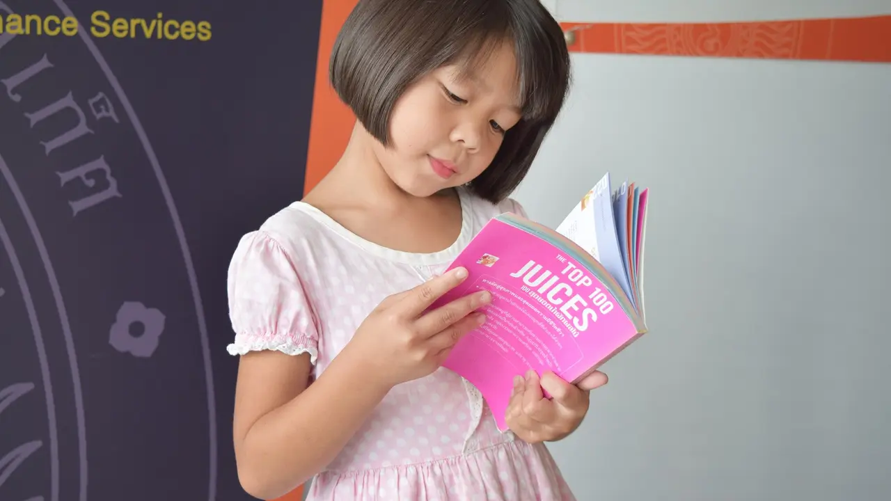 membaca buku
