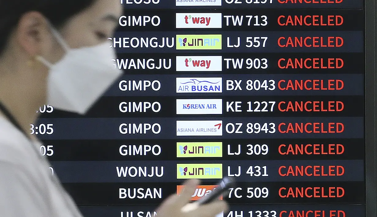 Papan elektronik menunjukkan penerbangan yang dibatalkan saat Topan Hinnamnor menuju Semenanjung Korea di Bandara Internasional Jeju di Pulau Jeju, Korea Selatan, Senin (5/9/2022). Ratusan penerbangan dihentikan dan lebih dari 200 orang dievakuasi di Korea Selatan pada Senin saat Topan Hinnamnor mendekati wilayah selatan negara itu yang merupakan badai terkuat dalam beberapa dekade. (Byun Ji-chul/Yonhap via AP)