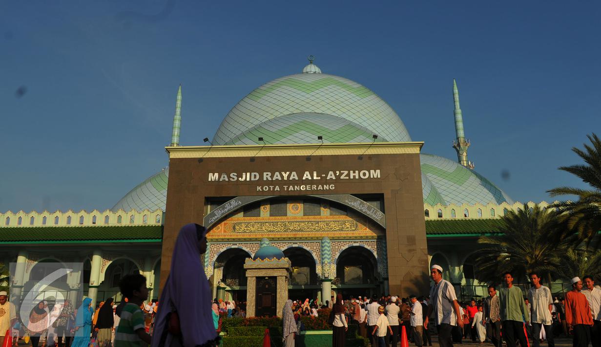 Suasana usai menjalankan Shalat gerhana di epan masjid Al-azhom Kota Tangerang, Rabu (9/3/2016). Salat gerhana tersebut diadakan sebagai ungkapan syukur atas kuasa Allah SWT. (Liputan6.com/Faisal R Syam)