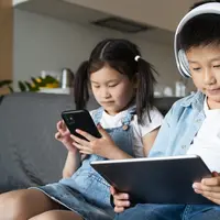 Dua orang anak sedang bermain gadget (Foto Dok: Freepik/freepik).