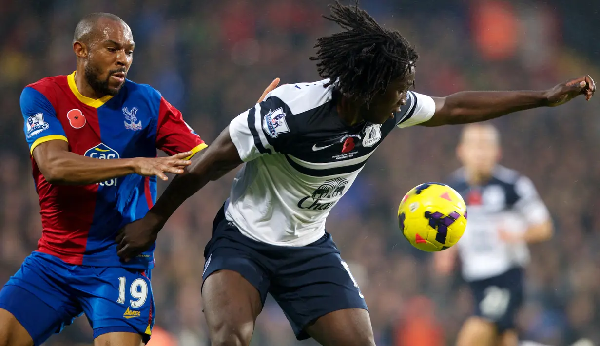 4. Everton (Pinjaman/16 Gol). Lepas dari West Bromwich Albion, Romelu Lukaku kembali dipinjamkan Chelsea ke Everton pada musim 2013/2014. Ia berhasil mencetak 16 gol untuk Everton dalam 33 penampilannya di semua ajang kompetisi. (AFP/Andrew Cowie)