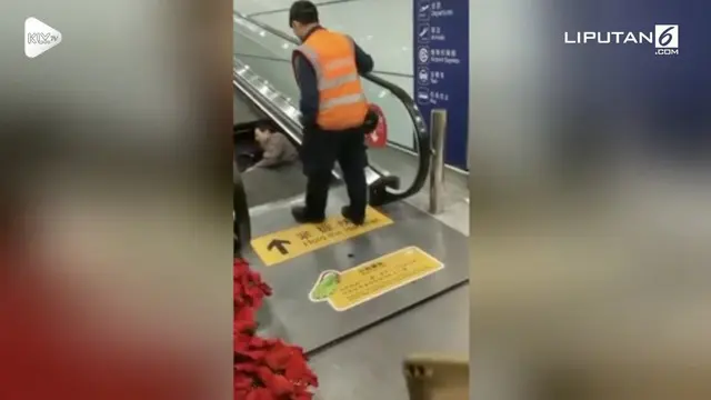 Abaikan tanda peringatan eskalator yang rusak, seorang pria mendapatkan akibatnya. Ia terjebak seperti ditelan eskalator di Bandara Beijing, China.