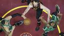 Pemain Cavaliers, Kevin Love (tengah) berebut bola dengan dua pemain Boston pada gim keempat final Wilayah Timur NBA basketball di Quicken Loans Arena (21/5/2018). Cavaliers menang 111-102. (AP/Tony Dejak)