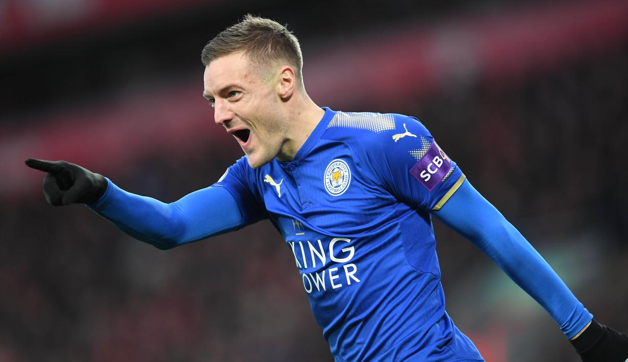 1. Jamie Vardy (Leicester City) - Striker andalan The Foxes ini sukses mencatatkan namanya sebagai top skor Liga Inggris pada musim 2019/2020. Pemain berusia 33 tahun itu berhasil mengemas 23 gol dari 35 laga. (AFP/Paul Ellis)