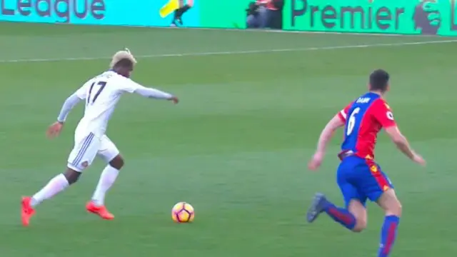 Dua gol striker veteran Jermain Defoe dan gol cantik pemain termahal Didier Ndong bawa The Black Cats raih kemenangan. (Ballball Video)