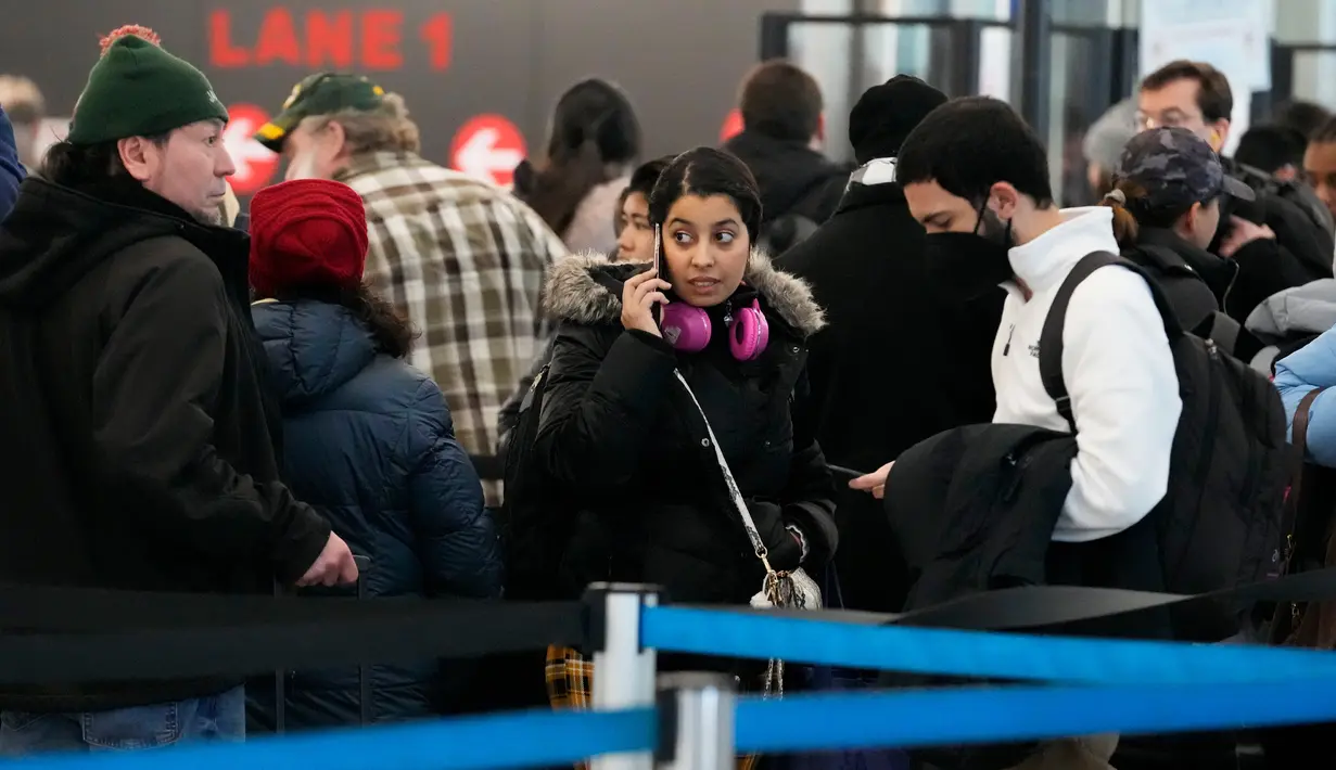 Wisatawan menunggu untuk melewati pos pemeriksaan keamanan di Bandara Internasional O'Hare, Chicago, Amerika Serikat, 19 Desember 2022. Liburan Natal dan Tahun Baru bagi sebagian warga Amerika Serikat dan Eropa tahun ini menghadirkan kekhawatiran karena tekanan ekonomi. (AP Photo/Nam Y. Huh)