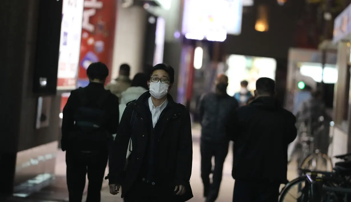 Orang-orang yang mengenakan masker melintas di sebuah jalan di Nagoya, Jepang, pada 10 Desember 2020. Jepang mengonfirmasi 2.810 kasus harian COVID-19 pada Rabu (9/12) ketika negara itu berjuang untuk meredam lonjakan infeksi terbaru. (Xinhua/Du Xiaoyi)